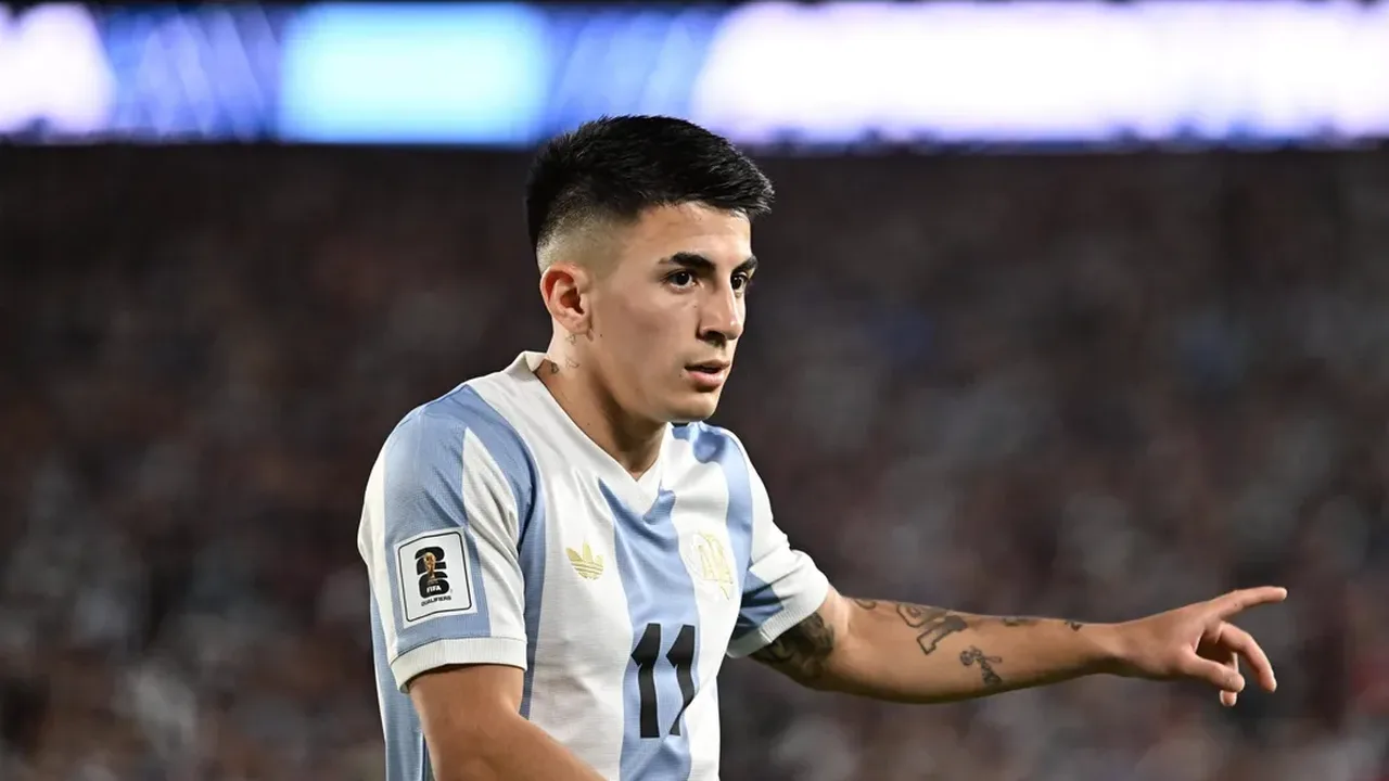 Thiago Almada com a camisa do Atlético de Madrid em campo durante partida da La Liga 2025/2026