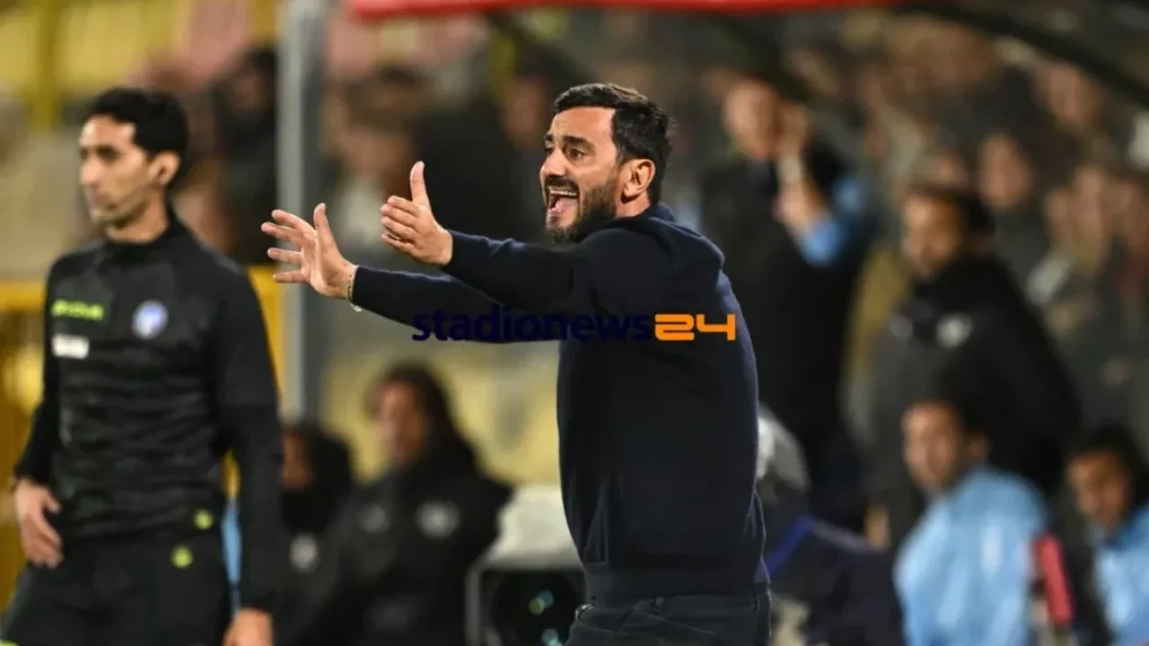 Alberto Aquilani orienta jogadores do Catanzaro durante treino tático antes do playoff da Serie B