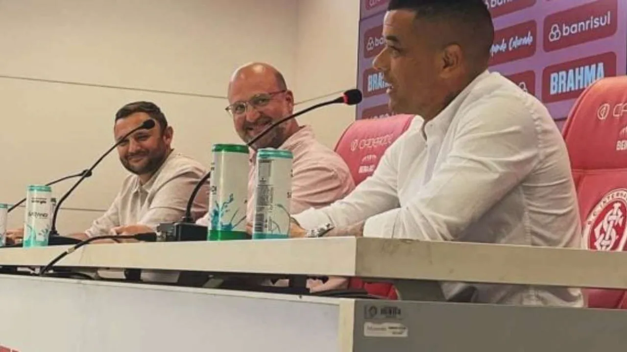 Conselheiros do Internacional reunidos em sessão deliberativa no Beira-Rio, Porto Alegre