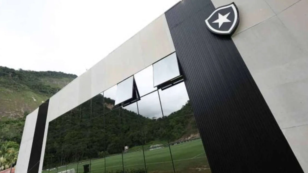 Escudo do Botafogo ao lado do escudo do Lyon com documentos judiciais ao fundo