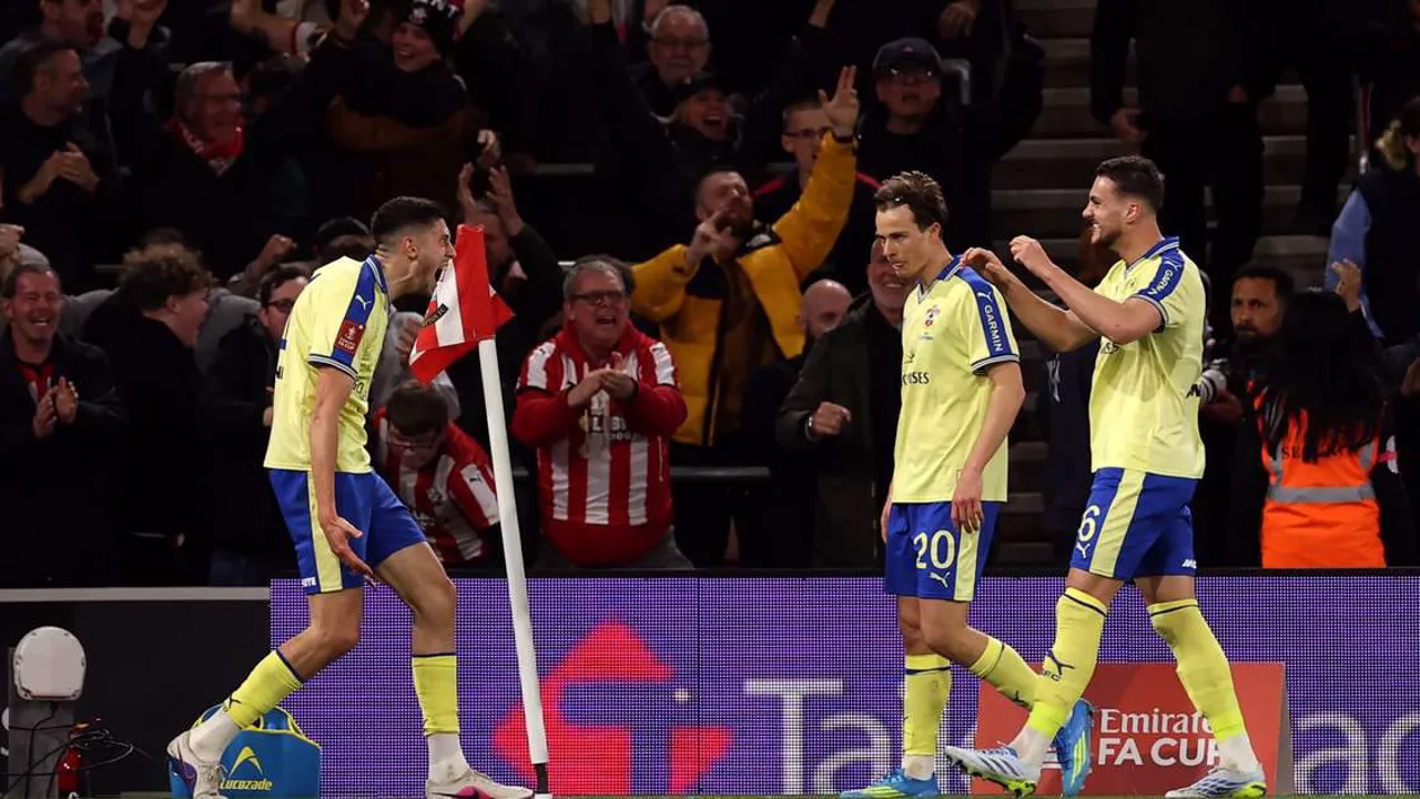 Jogadores do Southampton comemorando classificação nos playoffs da Championship enquanto polêmica de espionagem paira sobre o clube