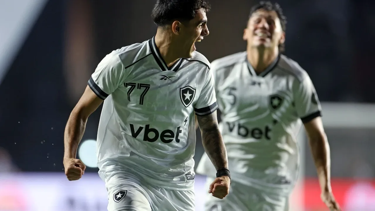 Durcesio Mello, presidente do Botafogo, em frente à sede da SAF do clube no Rio de Janeiro