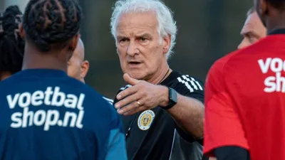 A volta de Advocaat aos 78 anos revela uma crise que vai além do vestiário