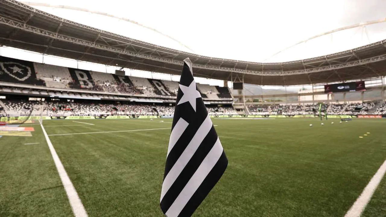Fachada do Estádio Nilton Santos com bandeiras do Botafogo ao entardecer, simbolizando crise na SAF