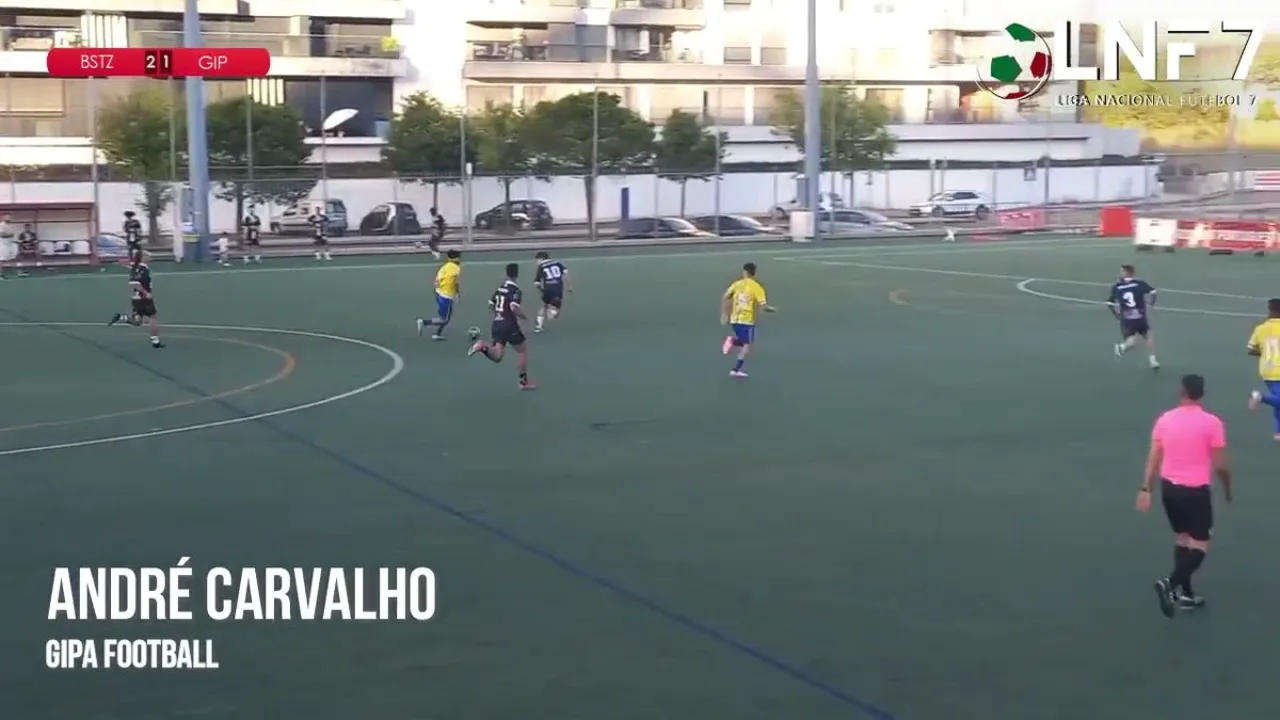 Goleiro Tadeu do Goiás sendo atendido por médicos no gramado após choque com Zé Rafael