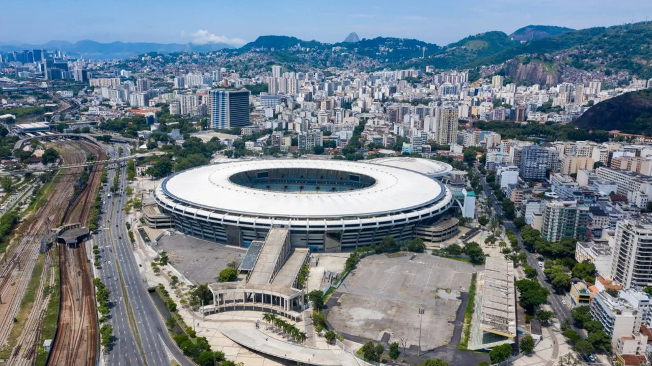 Vista aérea do Maracanã lotado durante jogo da Seleção Brasileira à noite