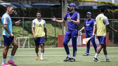 Vaias e invasões de CT nunca fizeram o Cruzeiro jogar melhor