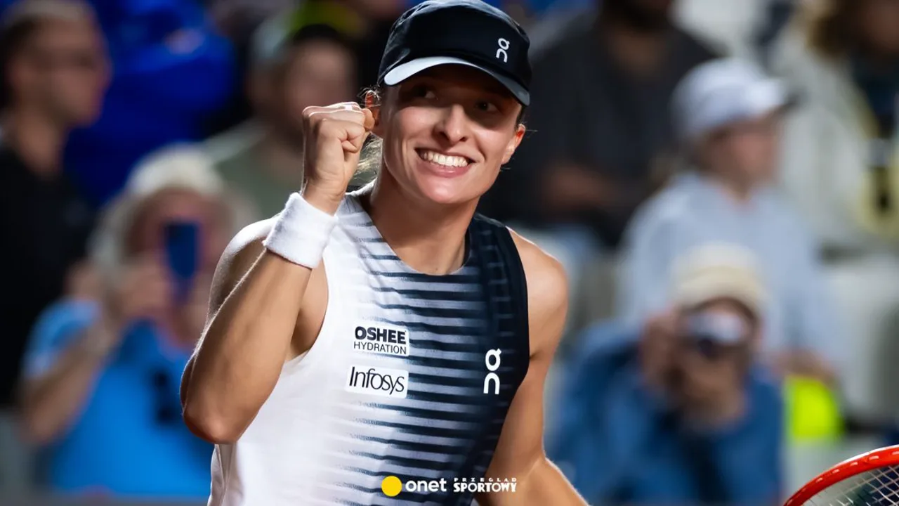 Iga Świątek celebra ponto no saibro vermelho do Foro Italico em Roma durante o WTA 1000