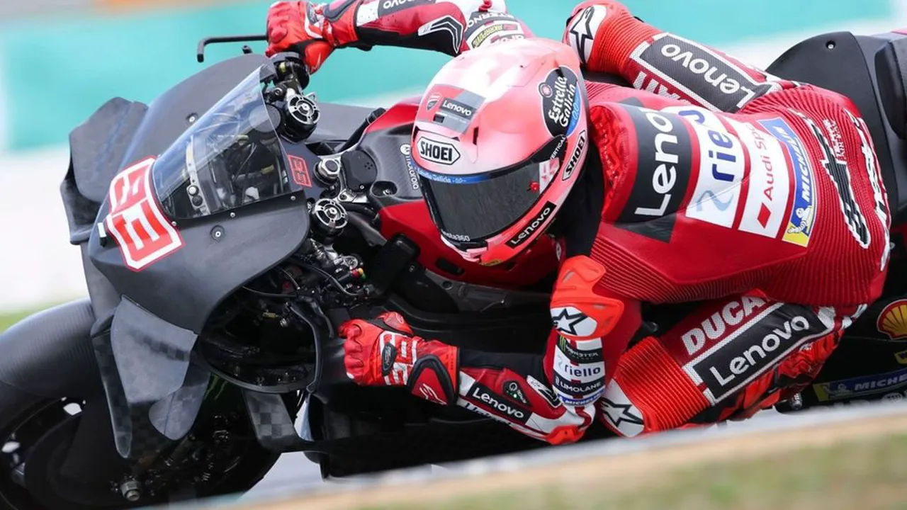 Marc Márquez com macacão Ducati Lenovo segurando o pé direito após queda em Le Mans, GP da França MotoGP 2026