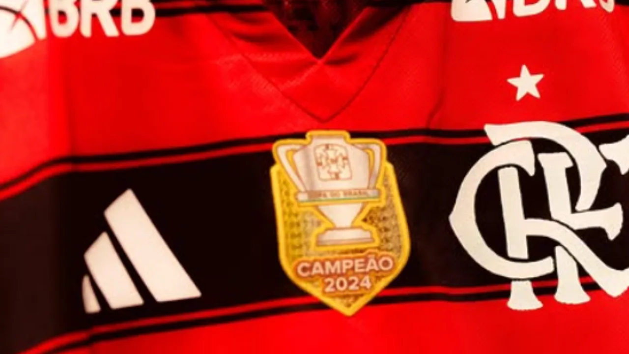 Torcida do Independiente Medellín com sinalizadores no Estádio Atanasio Girardot durante jogo cancelado pela Libertadores 2026