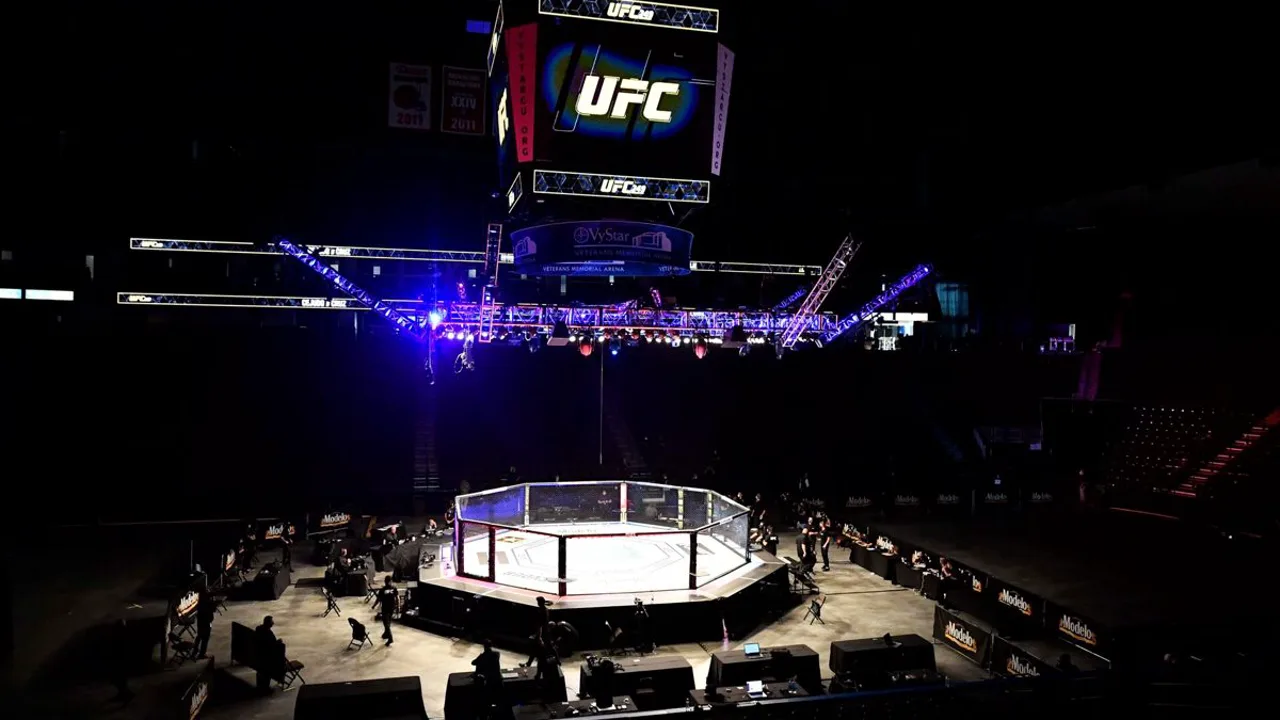 Lutadores de MMA no octógono durante pesagem oficial com banner da Netflix ao fundo