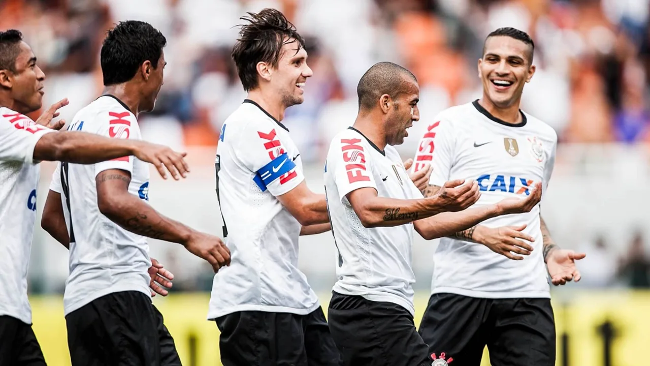 Memphis Depay com a camisa do Corinthians durante aquecimento na Neo Química Arena