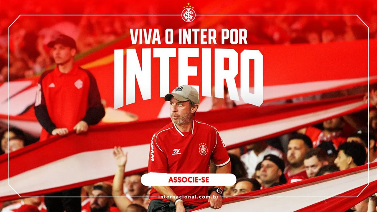 Bento de cabeça baixa no gramado após gol contra no clássico Al-Nassr x Al-Hilal pela Saudi Pro League