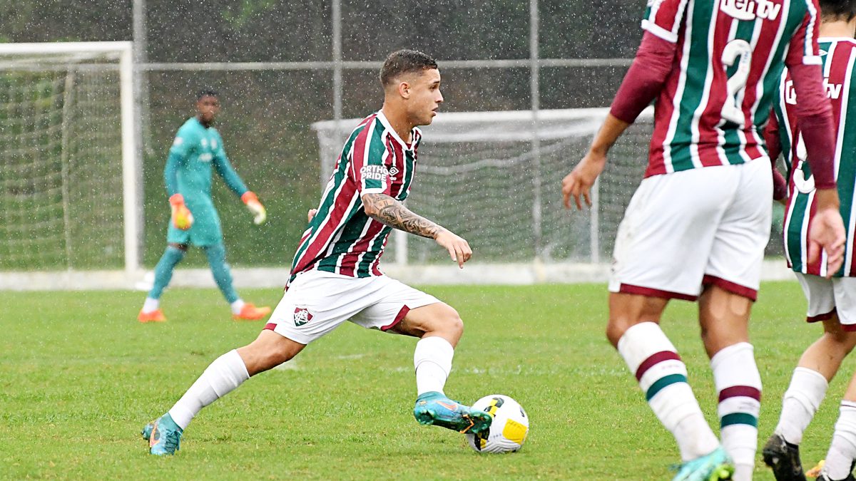 Savarino na frente de todos — dentro e fora do campo Savarino marca, o Flu passa