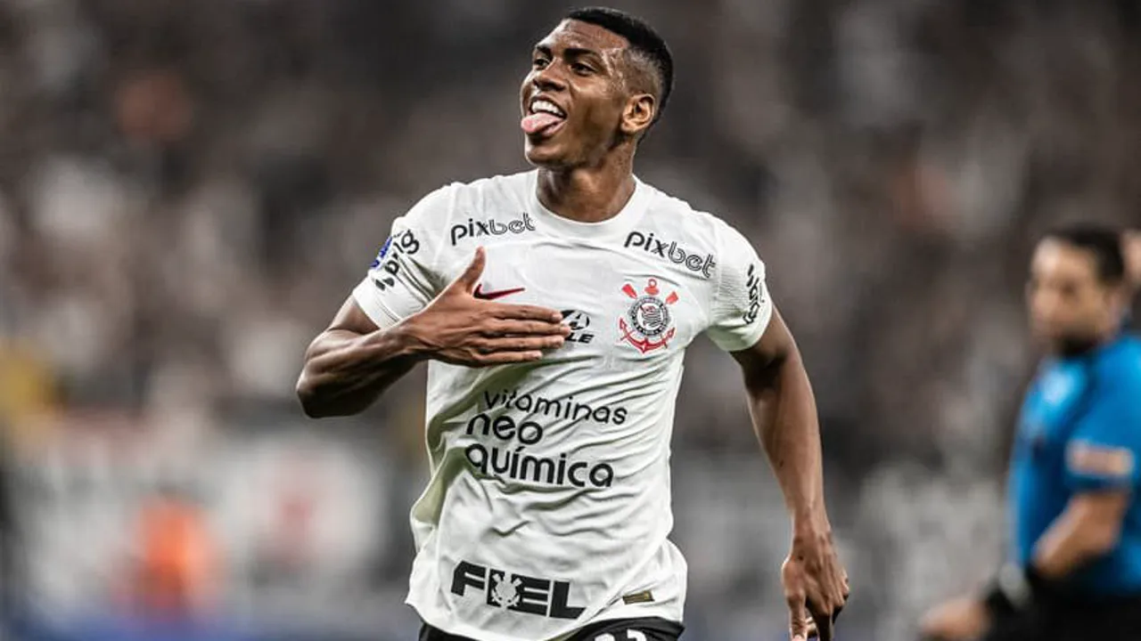 Felipe Augusto com a camisa do Trabzonspor comemorando gol na Turquia