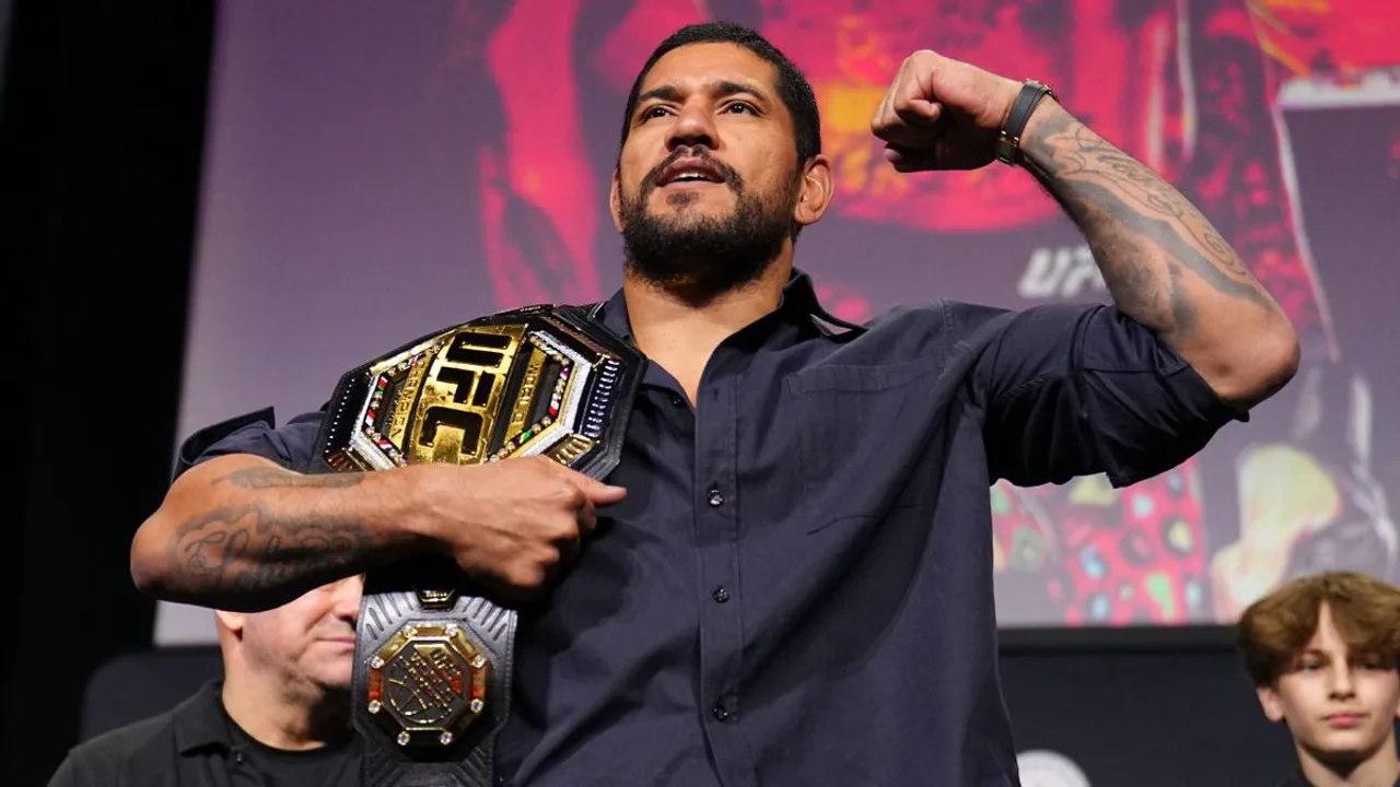 Alex Poatan exibindo uniforme especial do UFC na Casa Branca antes de enfrentar Ciryl Gane