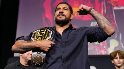 Um uniforme, três cinturões e a noite em que Poatan pode mudar o MMA para sempre