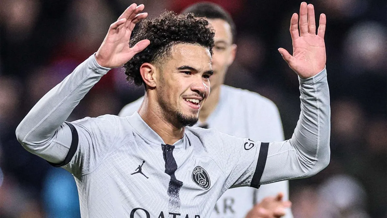 Jovens da base do PSG em aquecimento antes de partida decisiva pela Ligue 1 contra o Lens em Bollaert