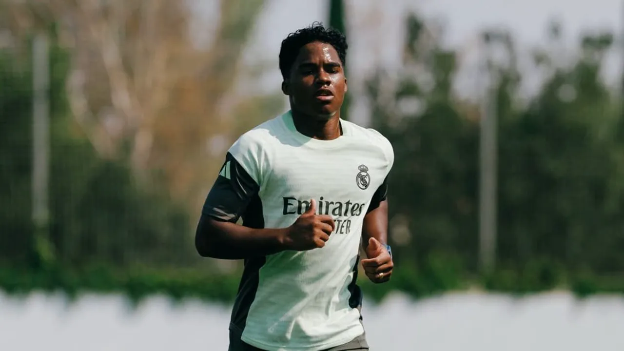 Endrick em ação pelo Lyon com a camisa do clube francês durante a temporada 2025/26