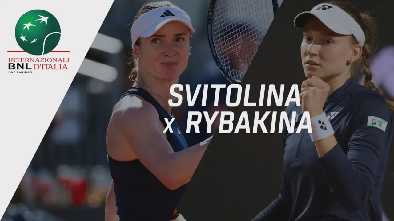 Elina Svitolina e Elena Rybakina no saibro do Stadio Centrale durante o WTA 1000 de Roma