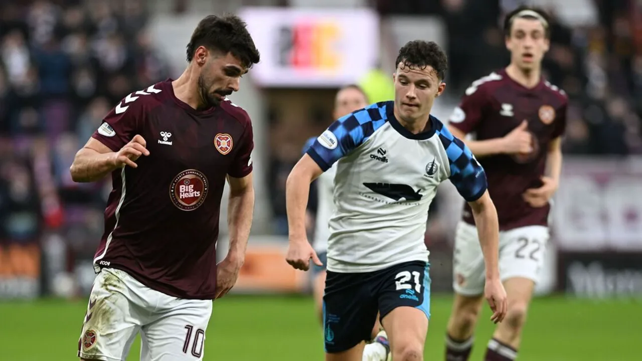 Torcedores do Hearts soltam fumaça vermelha nas arquibancadas do Tynecastle Park durante partida decisiva pela Scottish Premiership