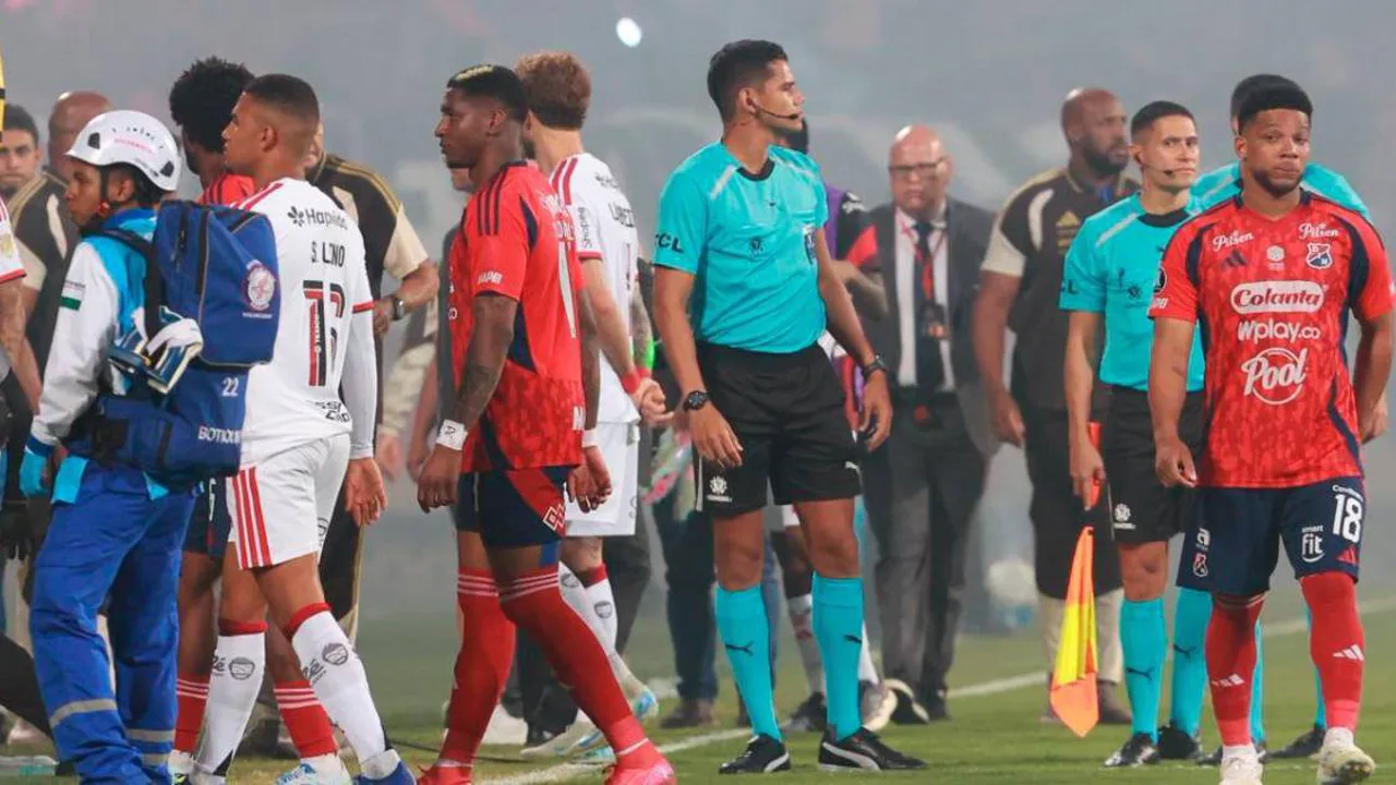 Fumaça de bengalas cobre o gramado do Atanasio Girardot durante tumulto no jogo DIM x Flamengo