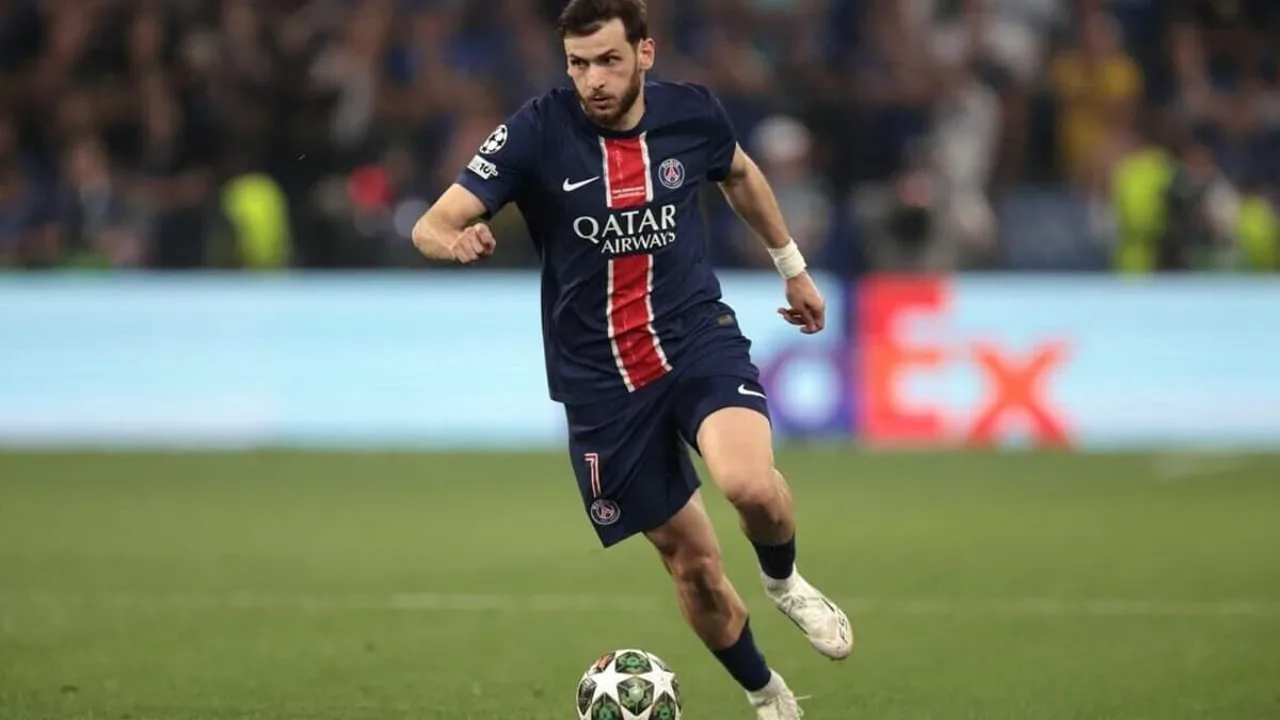 Kvaratskhelia comemora gol pelo PSG contra o Rennes no Parc des Princes pela Ligue 1