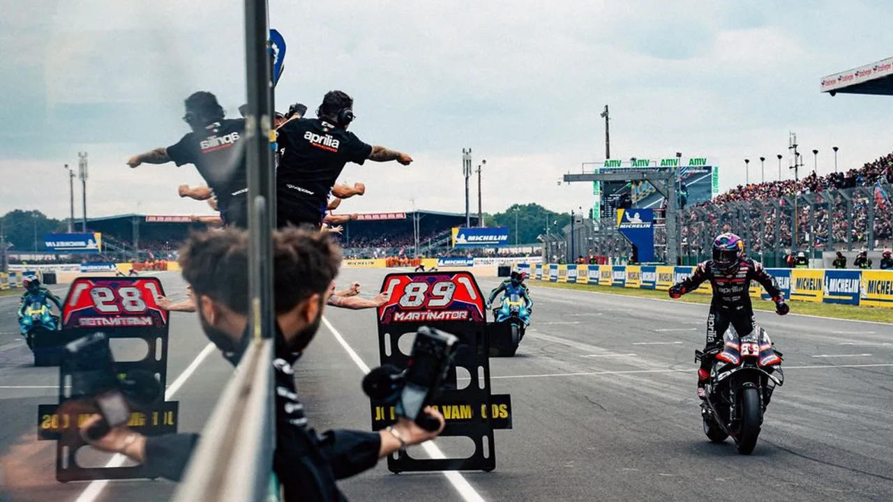 Marc Márquez com macacão Ducati segurando o ombro direito após acidente no GP da França em Le Mans