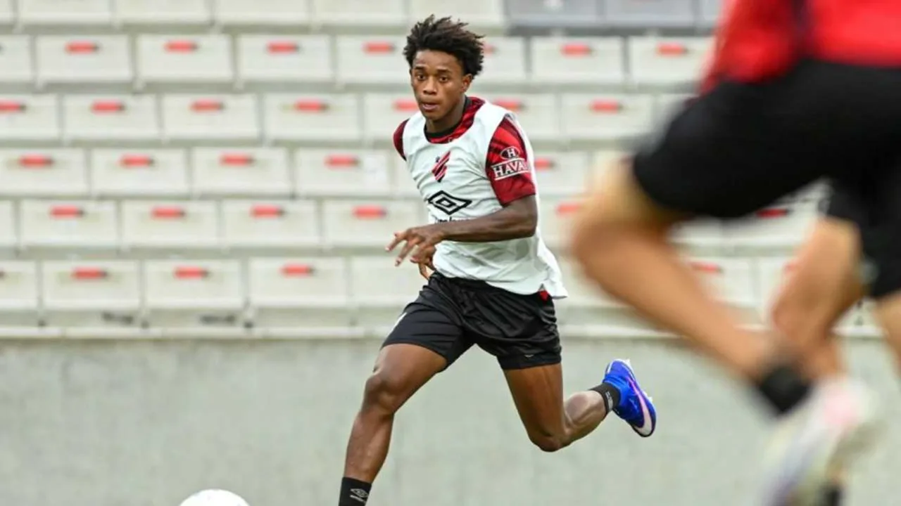 Bruninho com a camisa do Athletico Paranaense em partida do Brasileirão 2026
