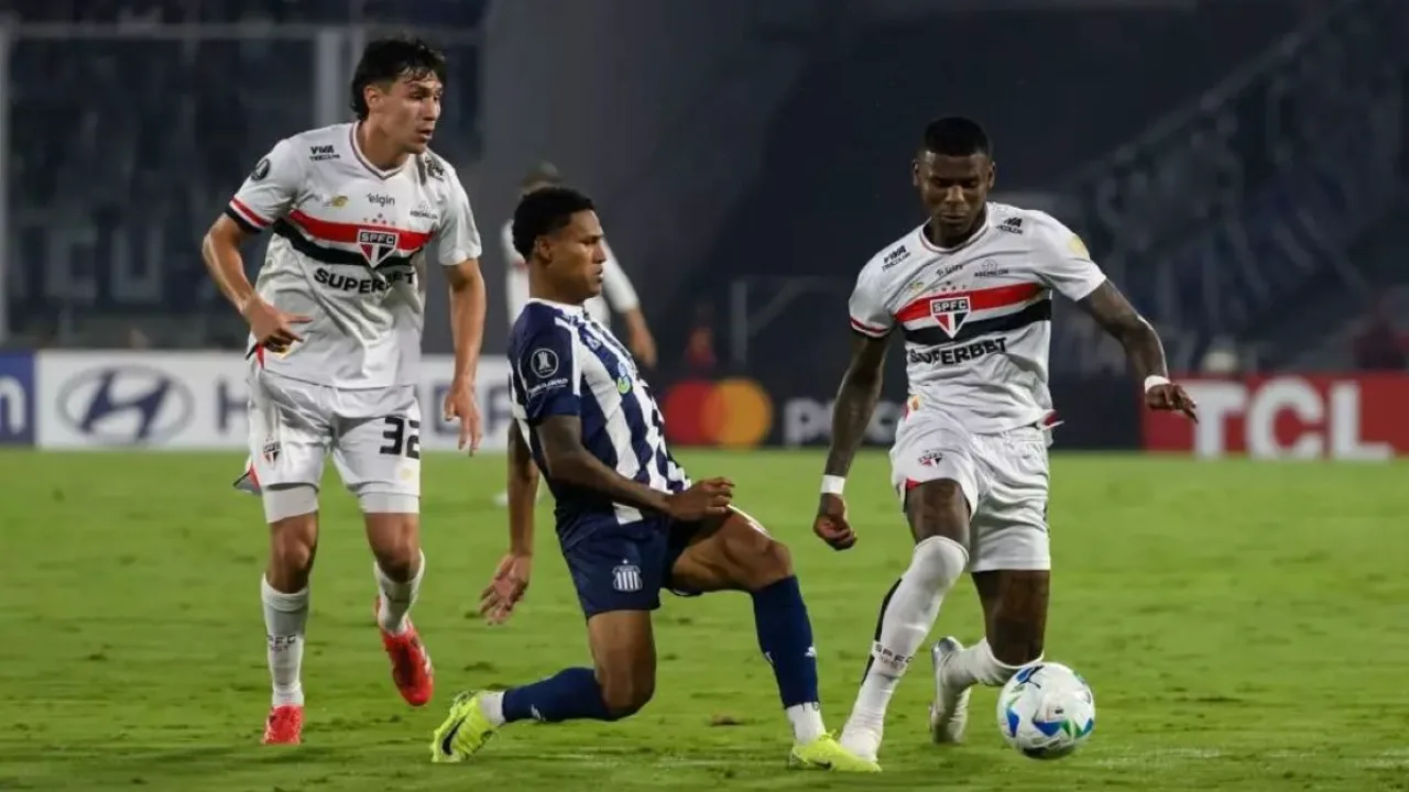Sede do São Paulo FC no Morumbi com foco na fachada institucional do clube durante crise de governança