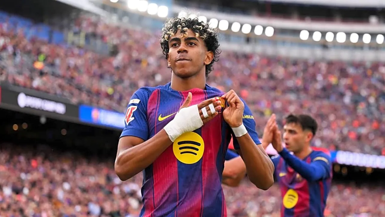 Hansi Flick na beira do campo no estádio do Barcelona, gesticulando para seus jogadores durante partida da La Liga