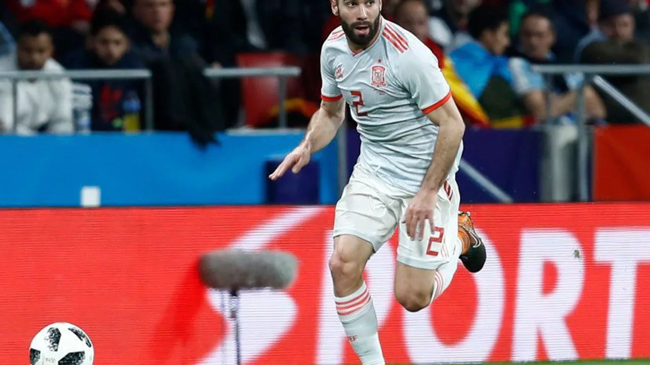 Dani Carvajal com a camisa da seleção espanhola em partida oficial, expressão concentrada