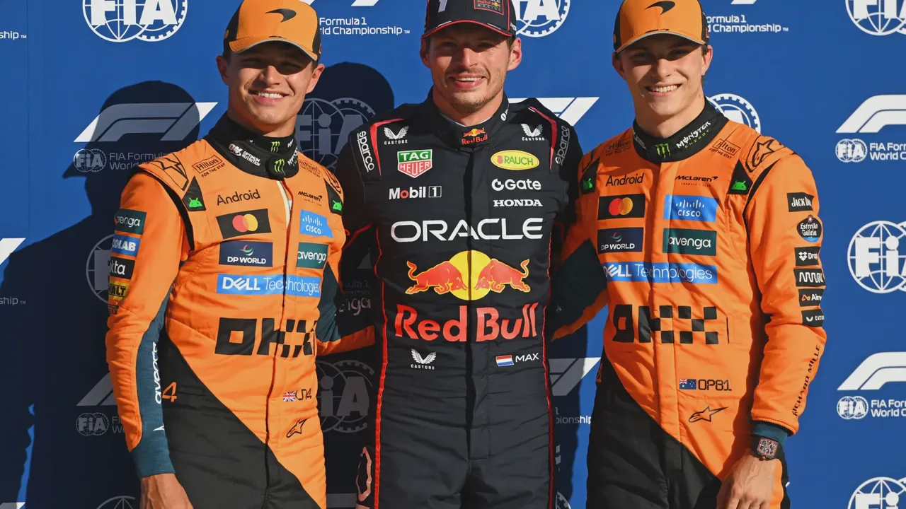 Largada de GP da Fórmula 1 com grid completo à noite em circuito do Oriente Médio