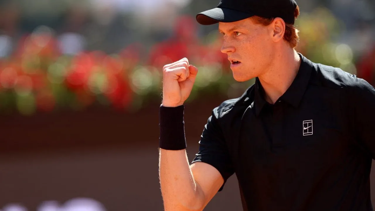 Jannik Sinner sacando no saibro vermelho do Foro Itálico em Roma durante o Masters 1000