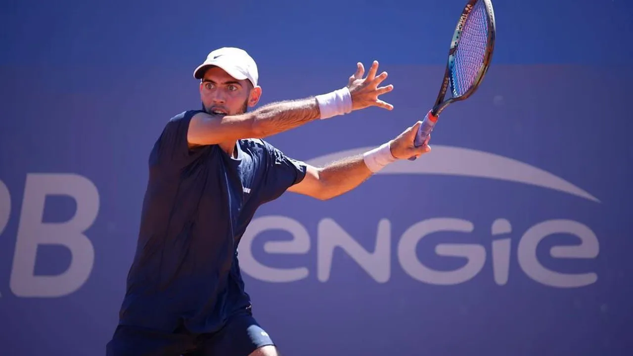 Tenista brasileiro Joaquim Almeida comemorando título no ITF M15 de Vero Beach, quadra de saibro nos EUA