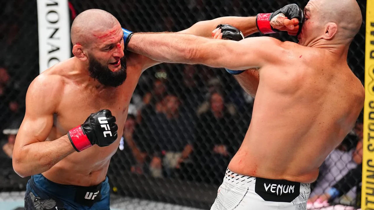 Sean Strickland e Khamzat Chimaev trocando golpes no octógono do UFC 328 em Newark