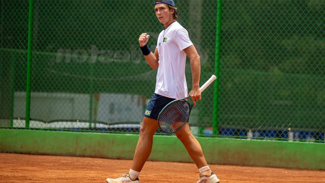 Jannik Sinner celebra vitória no saibro do Foro Italico em Roma durante o Masters 1000 italiano