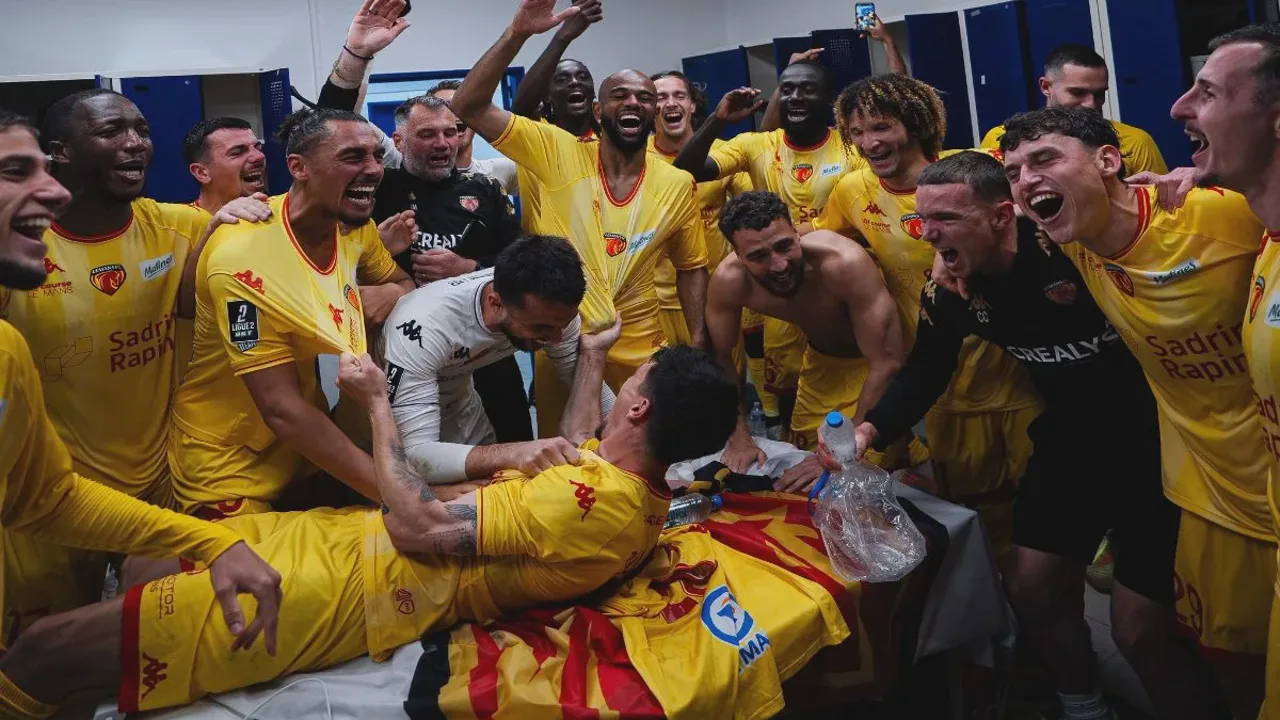 Jogadores do Le Mans celebrando o acesso à Ligue 1 em 2026 após vitória sobre o Bastia
