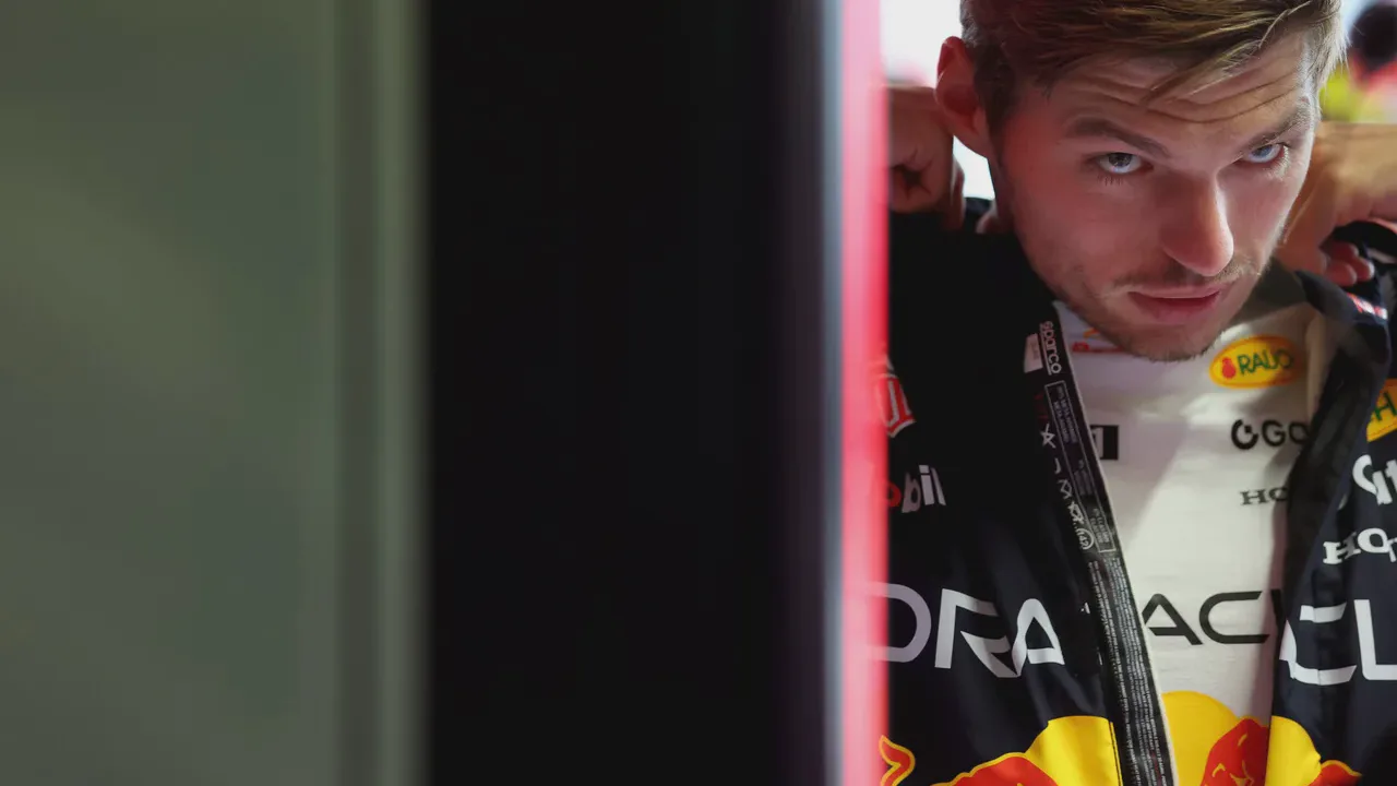 Max Verstappen ao volante de um carro GT3 no circuito de Nürburgring Nordschleife