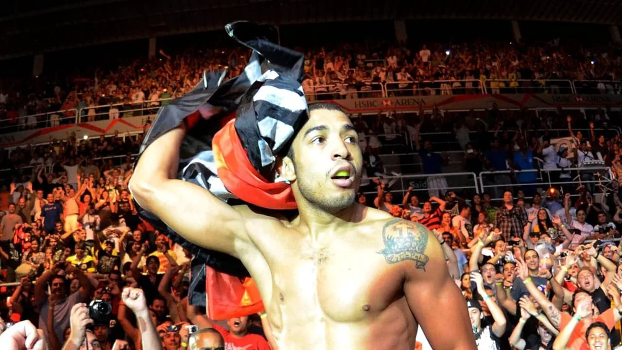 Melk Costa no octógono do UFC comemorando vitória no peso pena
