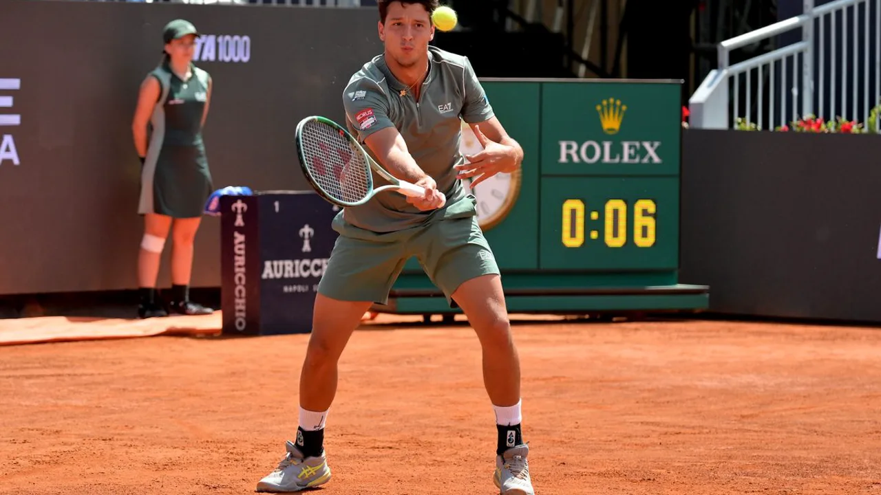 Rafael Jodar celebra ponto no saibro do Foro Italico em Roma durante o Masters 1000 de 2026