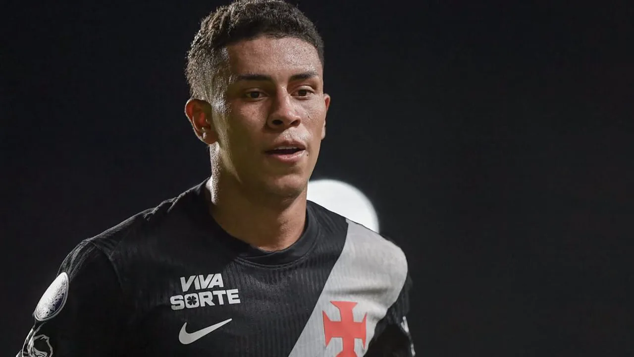 Thiago Mendes comemorando gol com a faixa de capitão do Vasco em São Januário