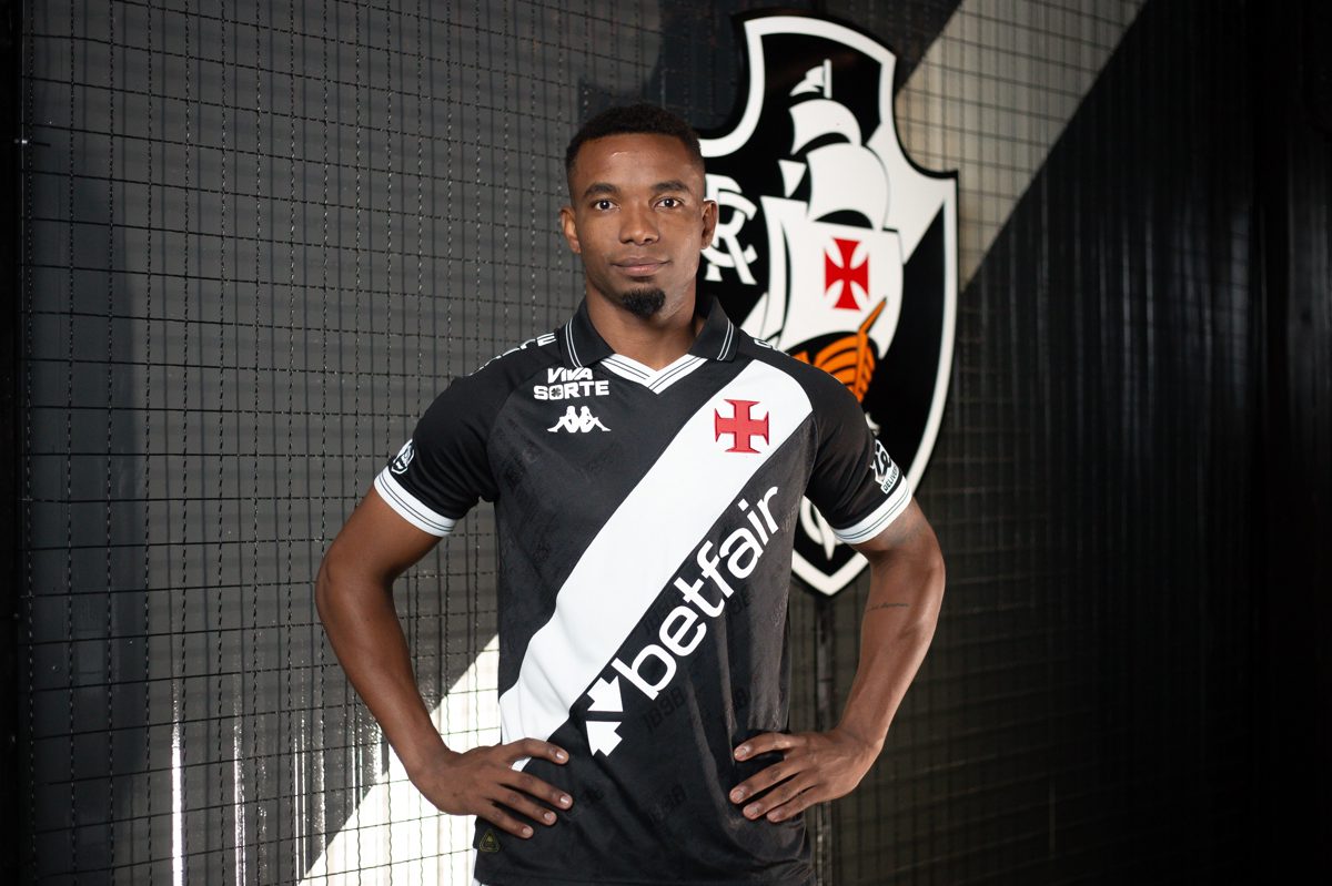 Thiago Mendes transforma São Januário em casa própria A faixa mudou o jogador —