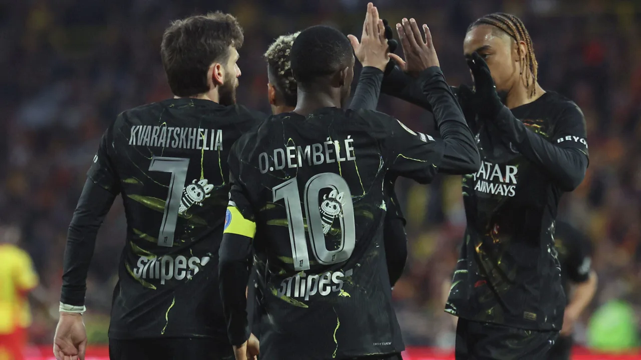 Goleiro Safonov comemora título da Ligue 1 com jogadores do PSG no Stade Félix-Bollaert