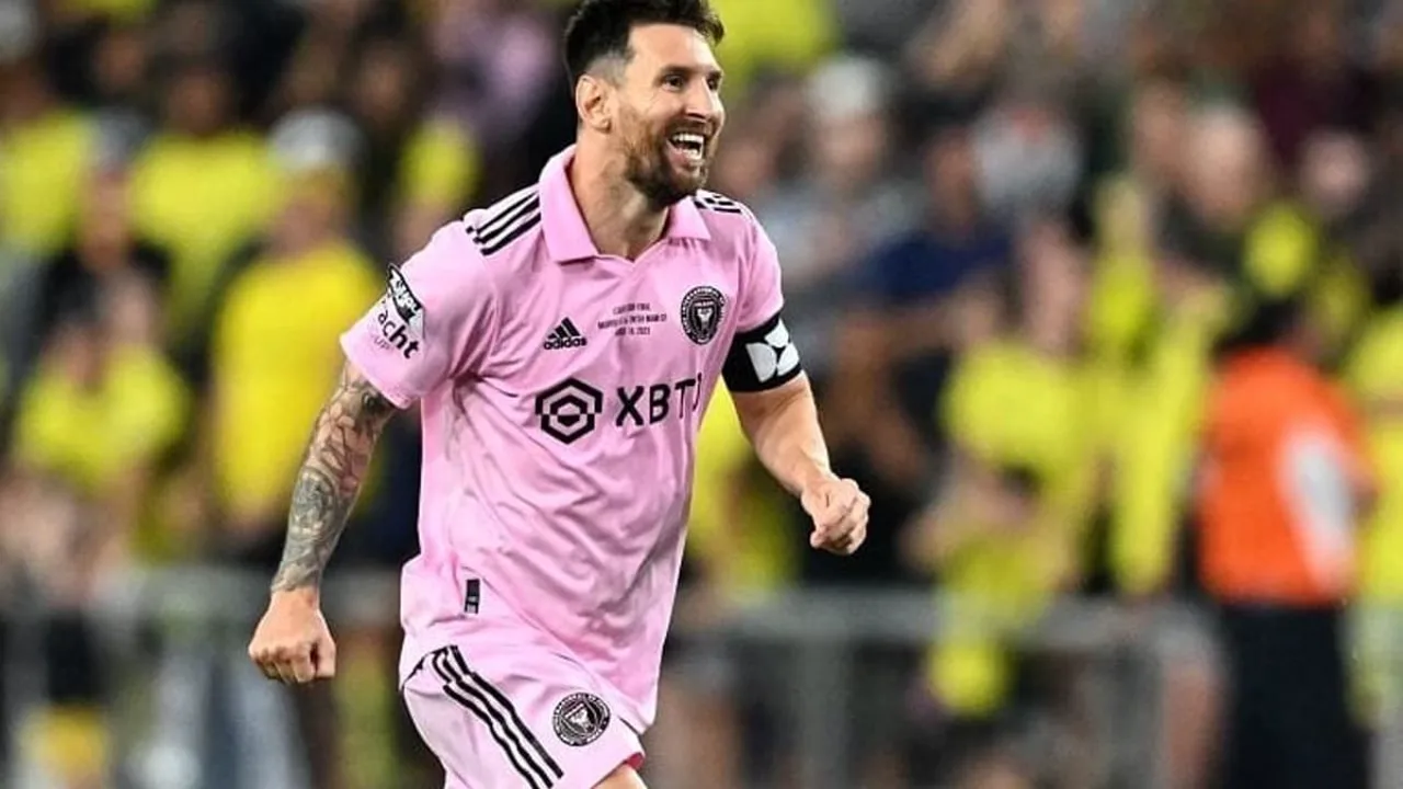 Lionel Messi com a camisa do Inter Miami comemorando gol no TQL Stadium em Cincinnati