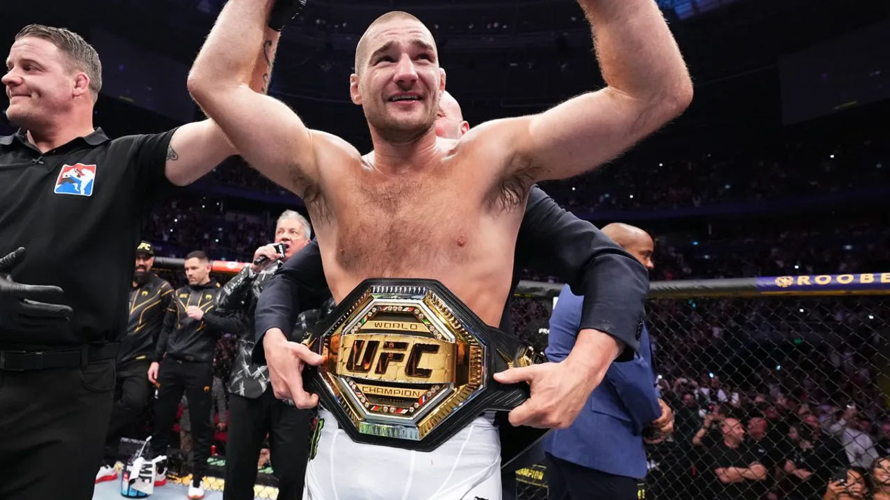 Sean Strickland com cinturão dos médios após UFC 328, rosto marcado pela luta em Newark
