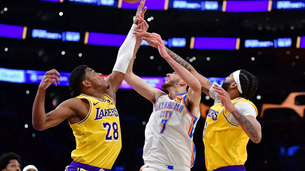 D'Angelo Russell conduzindo a bola no Crypto.com Arena durante a vitória dos Lakers sobre o Thunder por 116-104