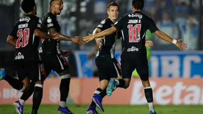 Thiago Mendes iguala melhor marca da carreira e carrega o Vasco nas oitavas