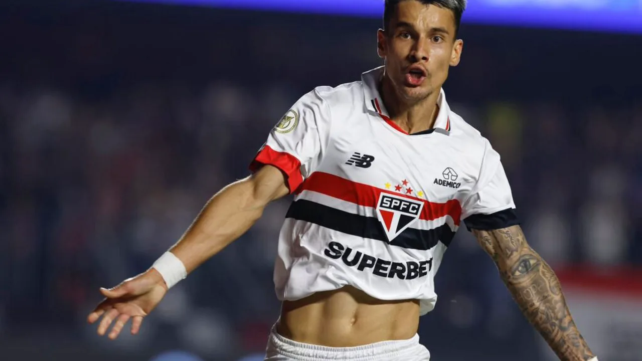 Ferreirinha recebe cartão vermelho do árbitro no Alfredo Jaconi durante Juventude x São Paulo