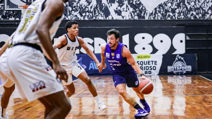 Quadra do Oscar Zelaya Gymnasium durante partida do NBB entre Botafogo e Minas em dezembro de 2024